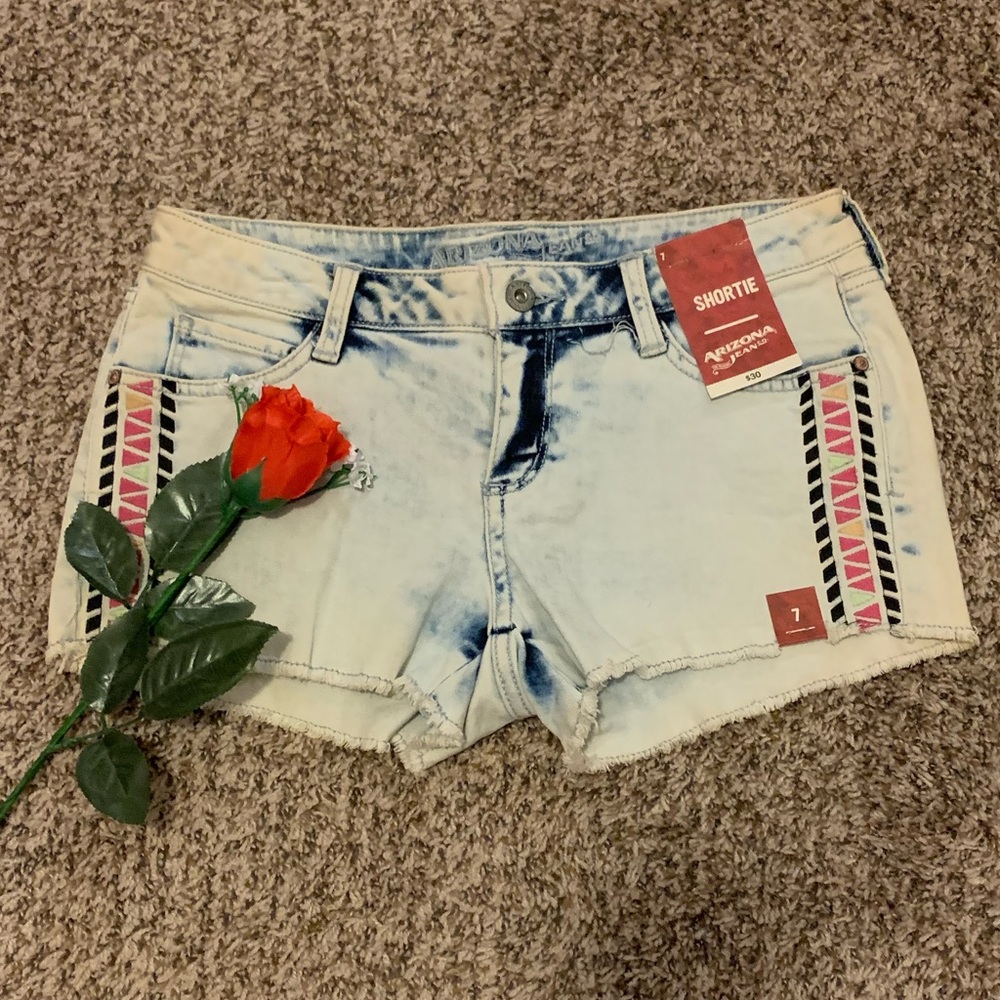 NWT/Arizona Jean Shorts/Size 7 Juniors
